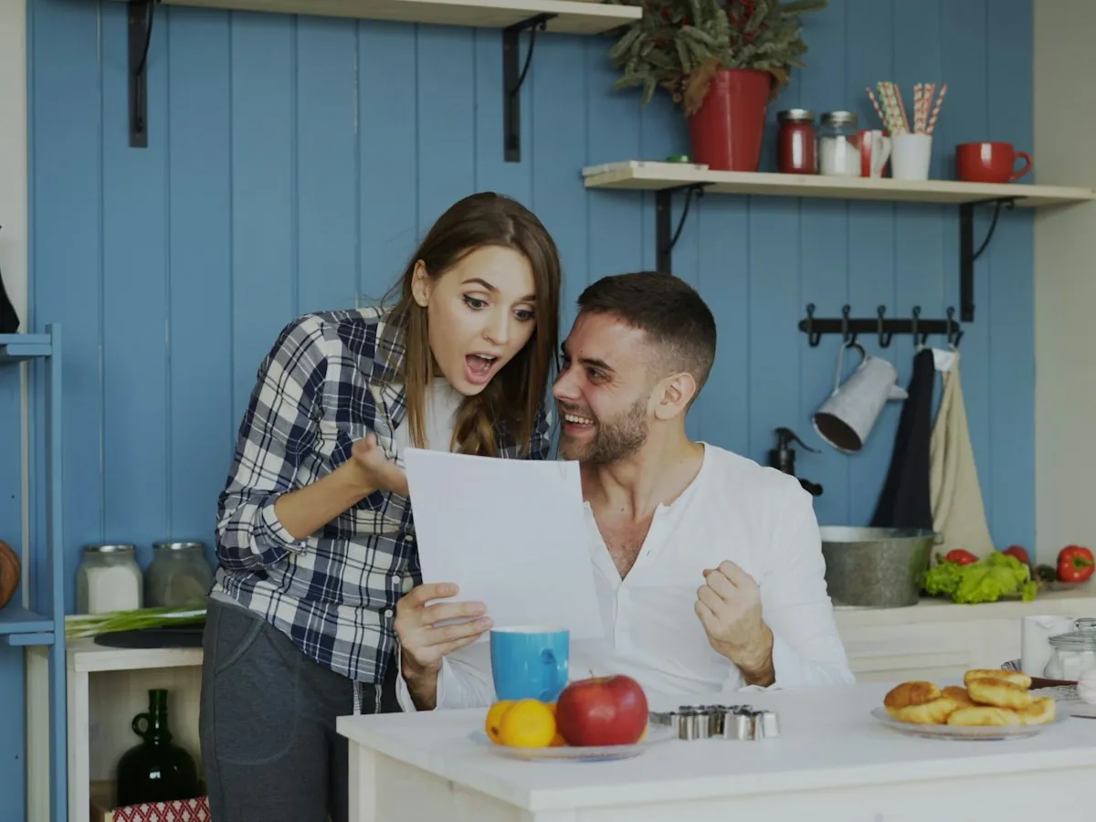 זוג בודק יחד מסמכים של קרן הפנסיה